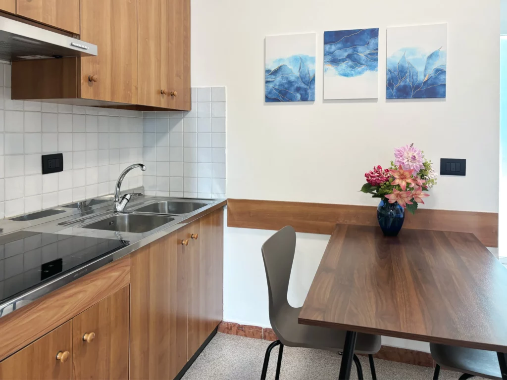 Mini Appartamenti ad Aviano composto da camera scrivania, bagno, cucina attrezzata e tavolo da pranzo. TV, aria condizionata WIFI e servizio di pulizie . Smart Residence Aviano situato nel centro di Aviano vicino al CRO e alla basea Aerea