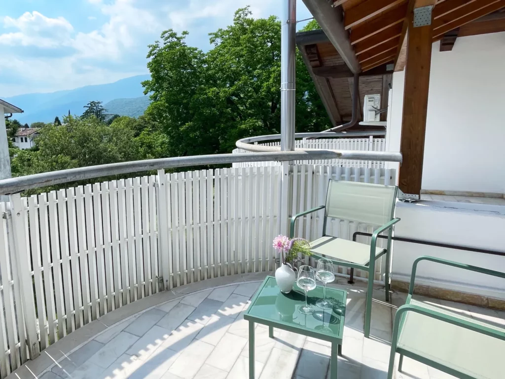Terrazo attrezzato vista montagne appartamento superior - Smart Residence Aviano - Appartamenti e camere con cucina ad Aviano vicino al CRO e alla base Aerea di Aviano per affitti brevi e lunghi.
