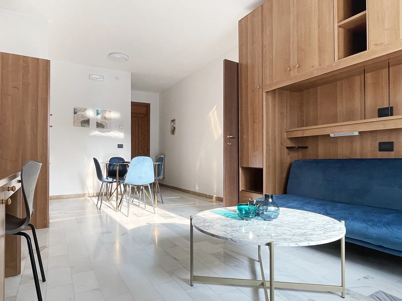 Soggiorno con divano letto tv climatizzatore e cucina attrezzata - Appartamento vicino al Cro e alla Base Aerea di Aviano. Smart Residence Aviano
